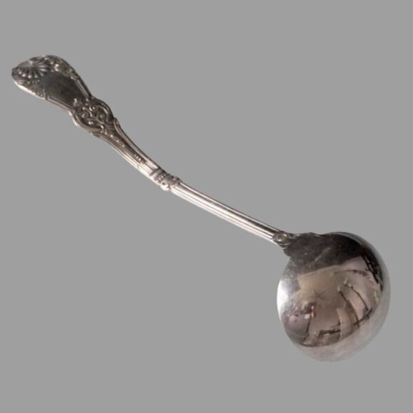 Antique WM Rogers Kings Medallion Pattern Gravy Ladle Sauce Spoon Silver Plate - Picture 5 of 9